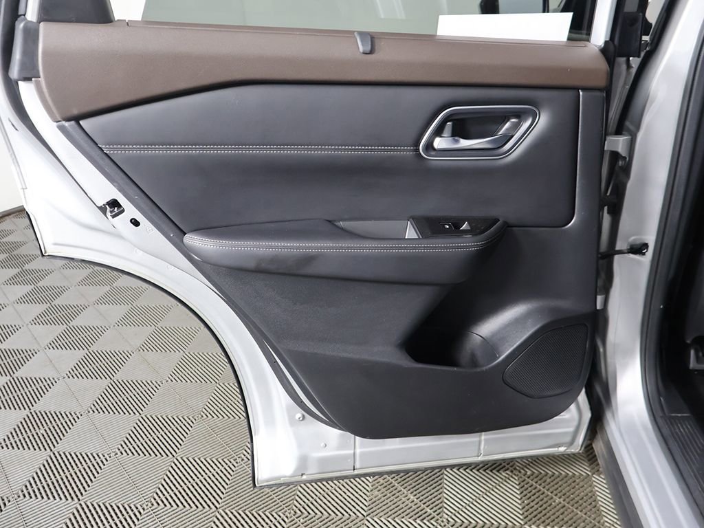 Used 2022 Nissan Rogue Platinum w/ Head-Up Display Package AWD/4WD image 27