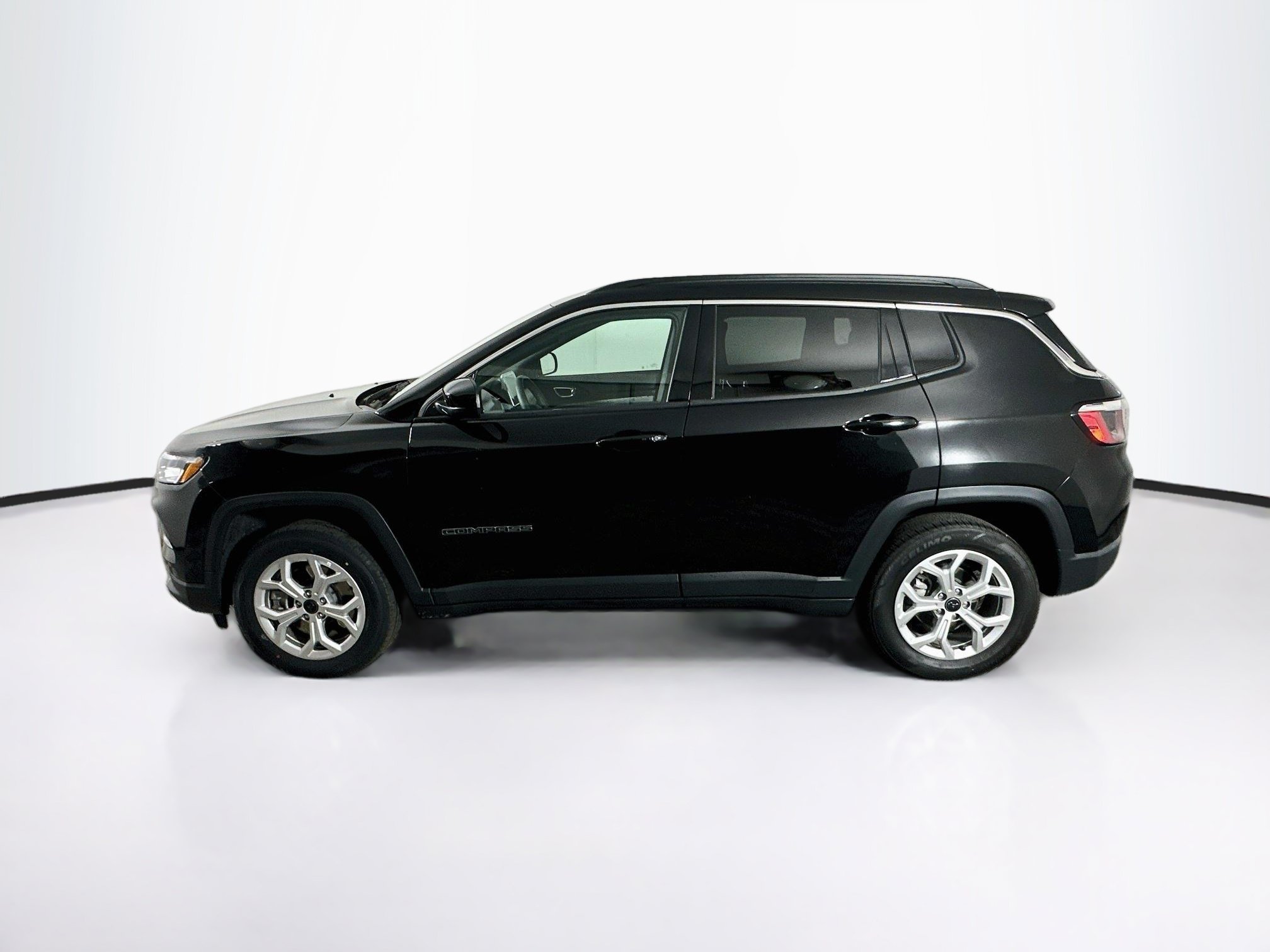 Used 2025 Jeep Compass Latitude AWD/4WD image 4