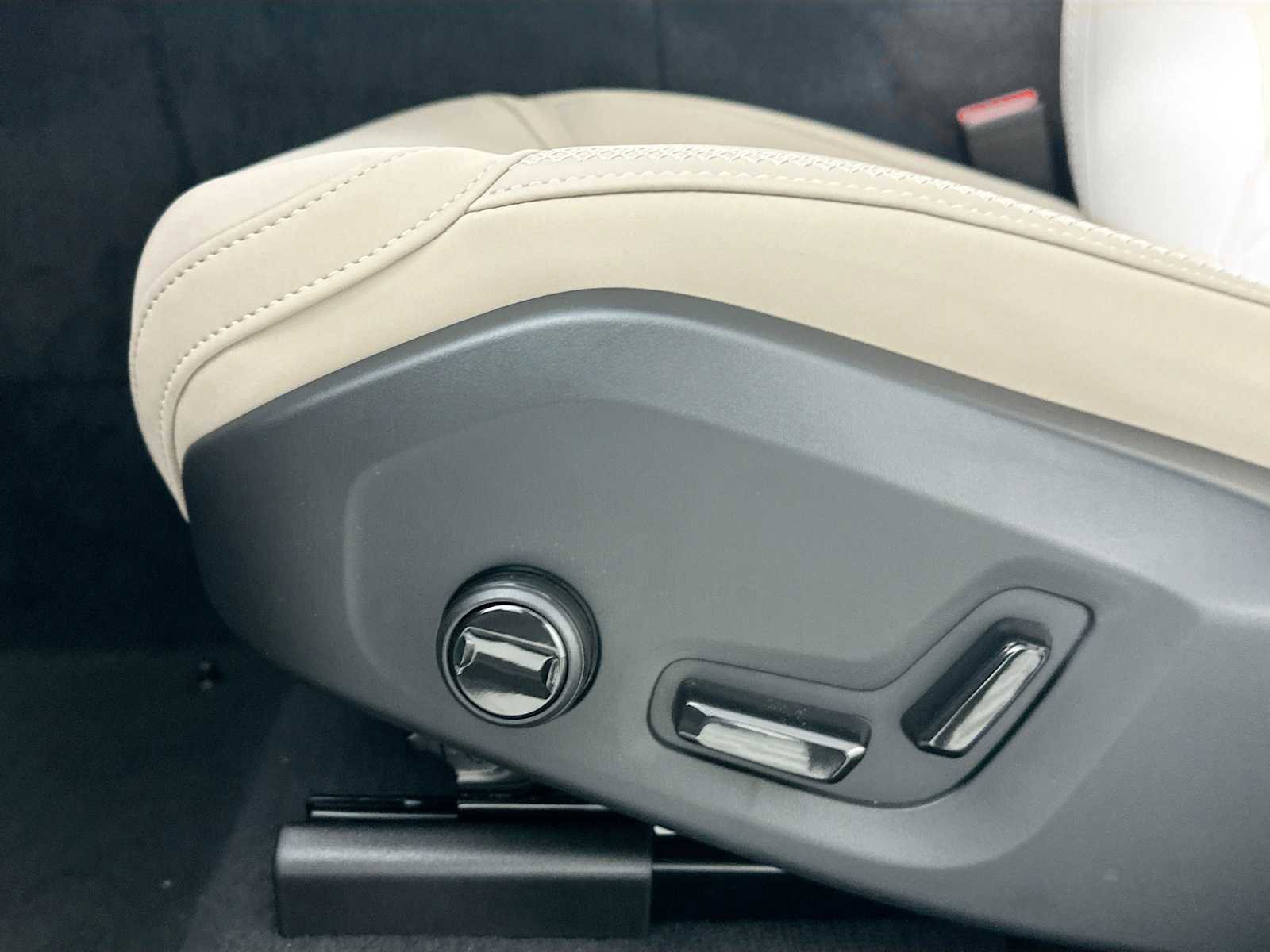 New 2026 Volvo XC60 B5 Plus w/ Climate Package image 18