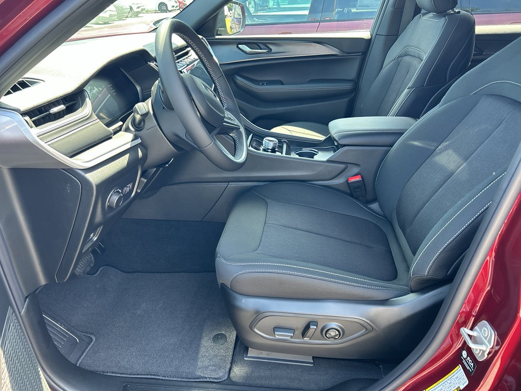 New 2025 Jeep Grand Cherokee L Laredo image 11