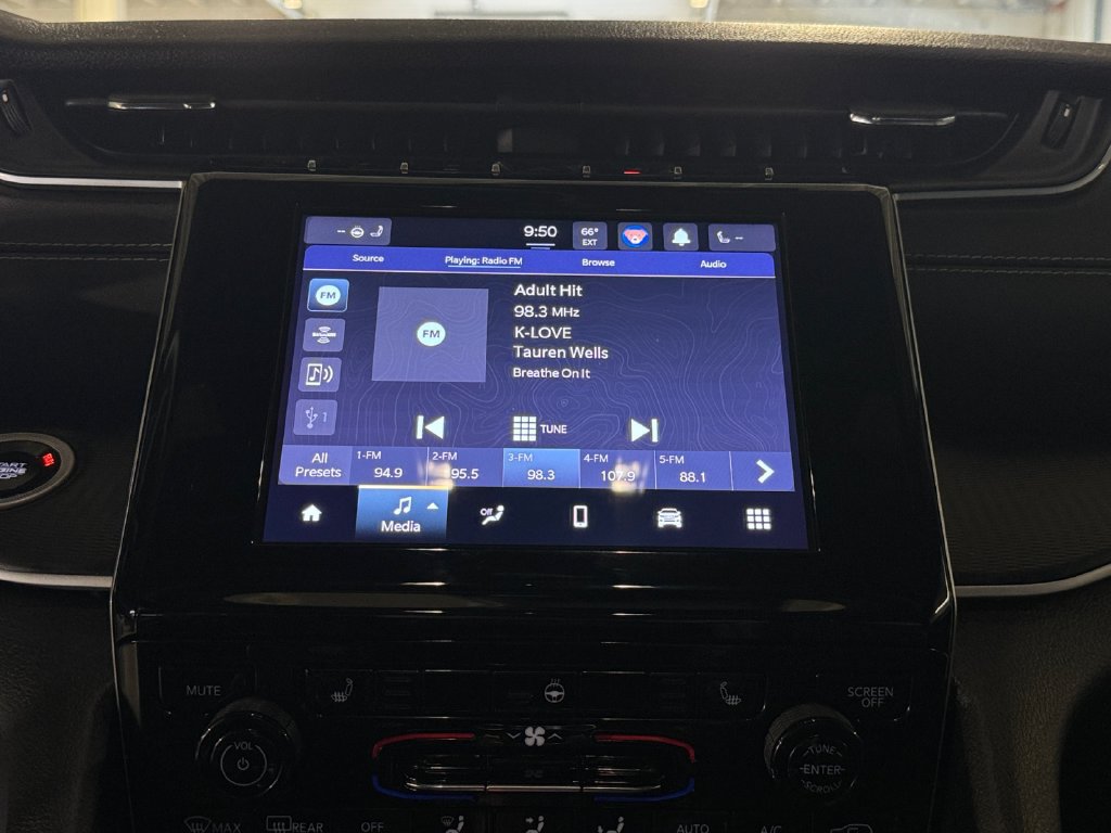 Used 2024 Jeep Grand Cherokee Laredo AWD/4WD image 17