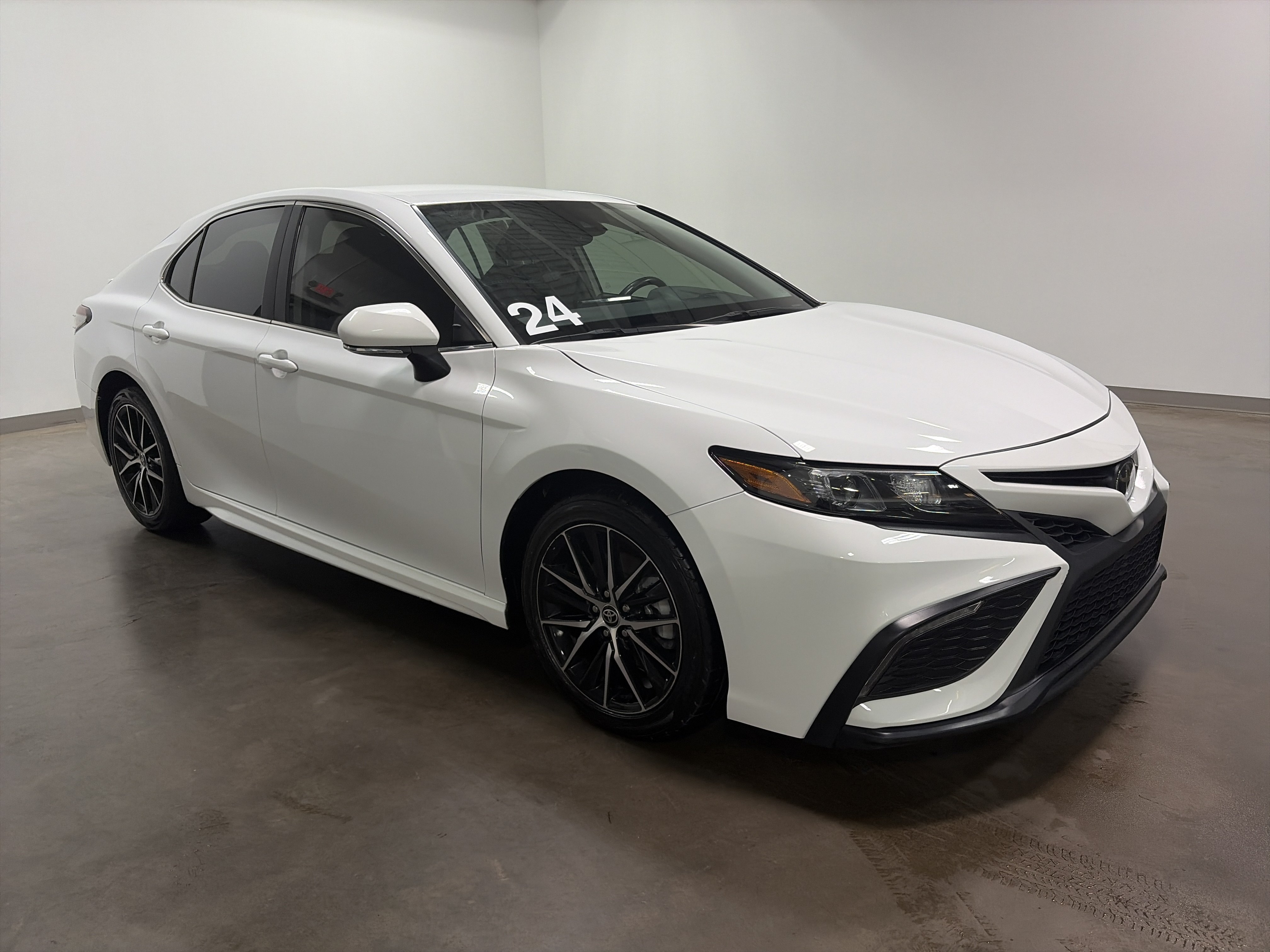 Used 2024 Toyota Camry SE w/ Convenience Package FWD image 2
