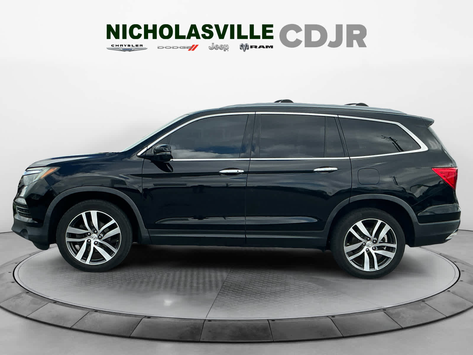Used 2018 Honda Pilot Touring image 2
