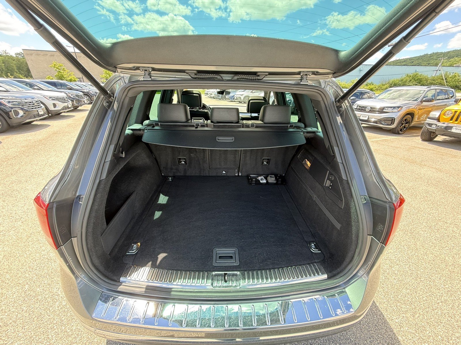 Used 2017 Volkswagen Touareg Wolfsburg Edition AWD/4WD image 20