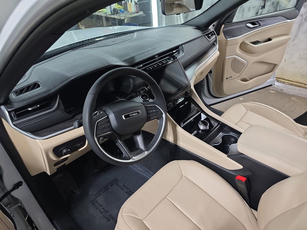 Used 2025 Jeep Grand Cherokee Limited w/ Luxury Tech Group II image 16