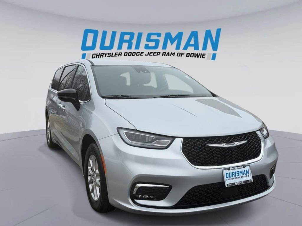 Used 2026 Chrysler Pacifica Select