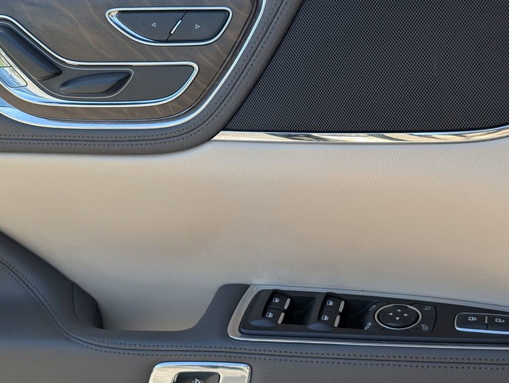 Used 2017 Lincoln Continental Premiere image 24