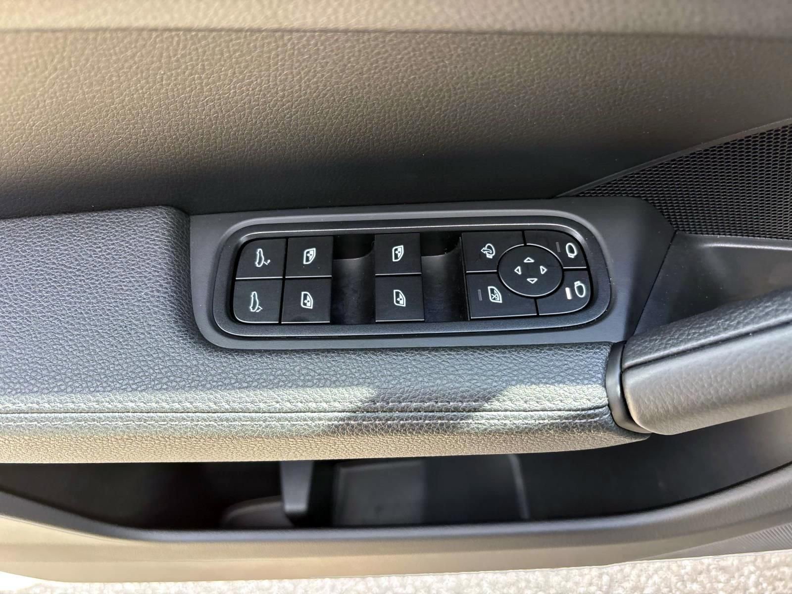 Used 2025 Porsche Cayenne AWD/4WD image 24