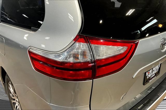 Used 2019 Toyota Sienna XLE FWD image 22
