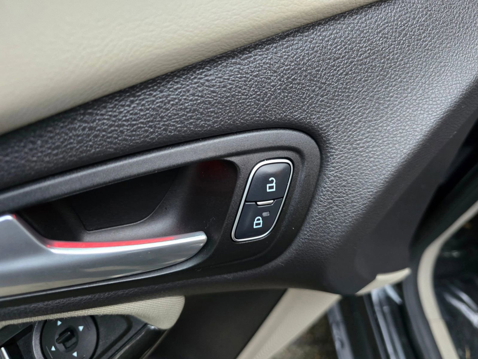 Used 2015 Ford Focus Electric Hatchback w/ Exterior Protection Package image 24