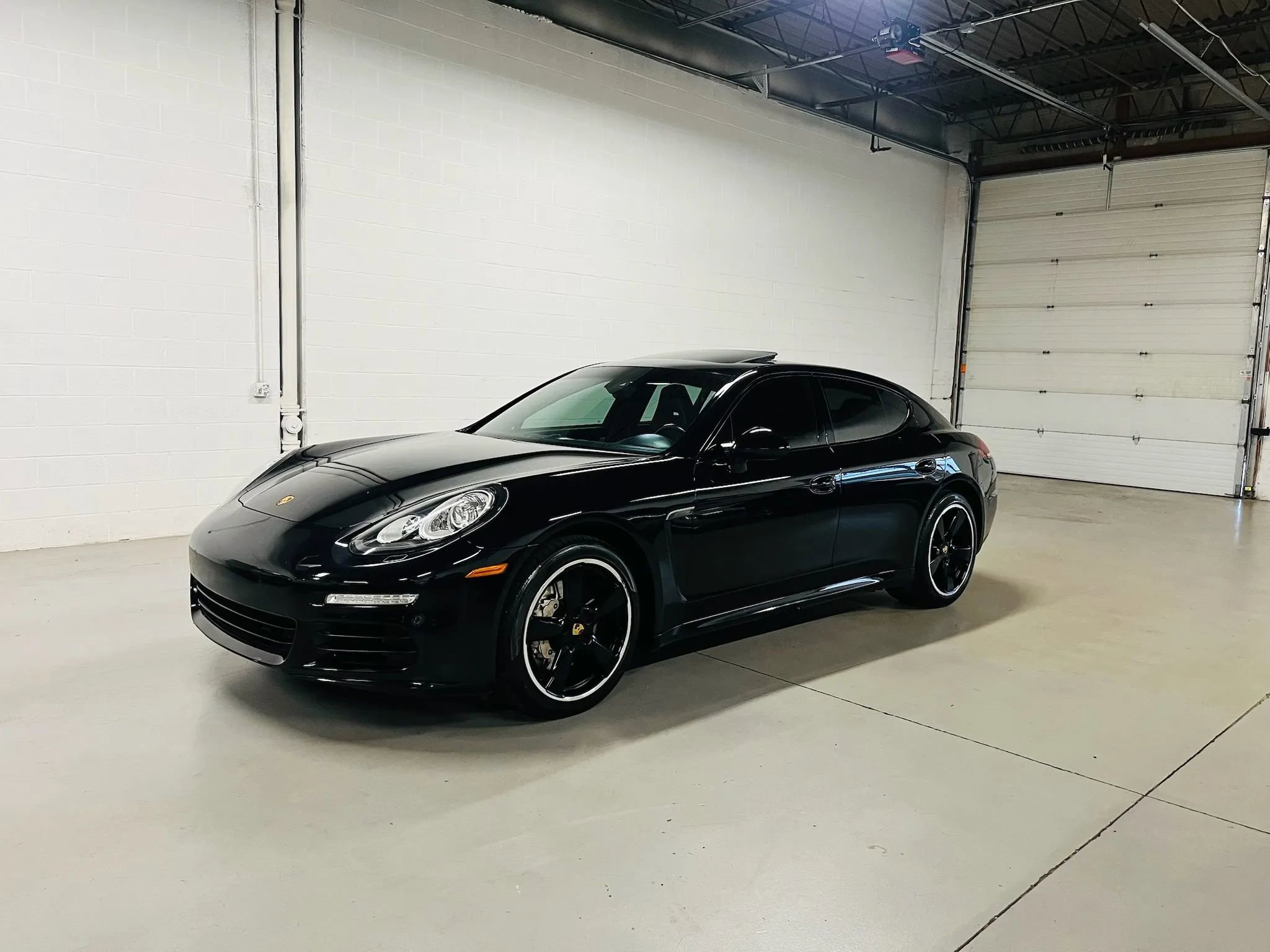 Used 2015 Porsche Panamera S image 1