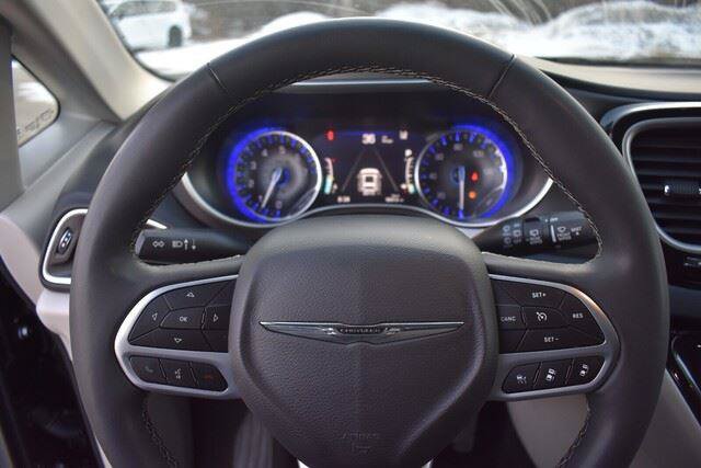 Used 2024 Chrysler Pacifica Touring-L FWD image 36