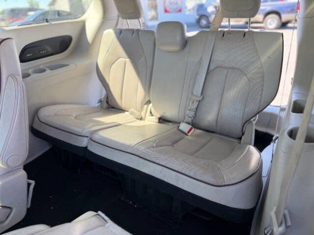 Used 2018 Chrysler Pacifica Limited FWD image 16