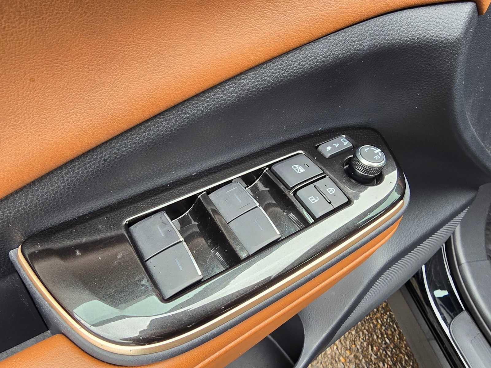 Used 2025 Toyota Crown Signia XLE image 25