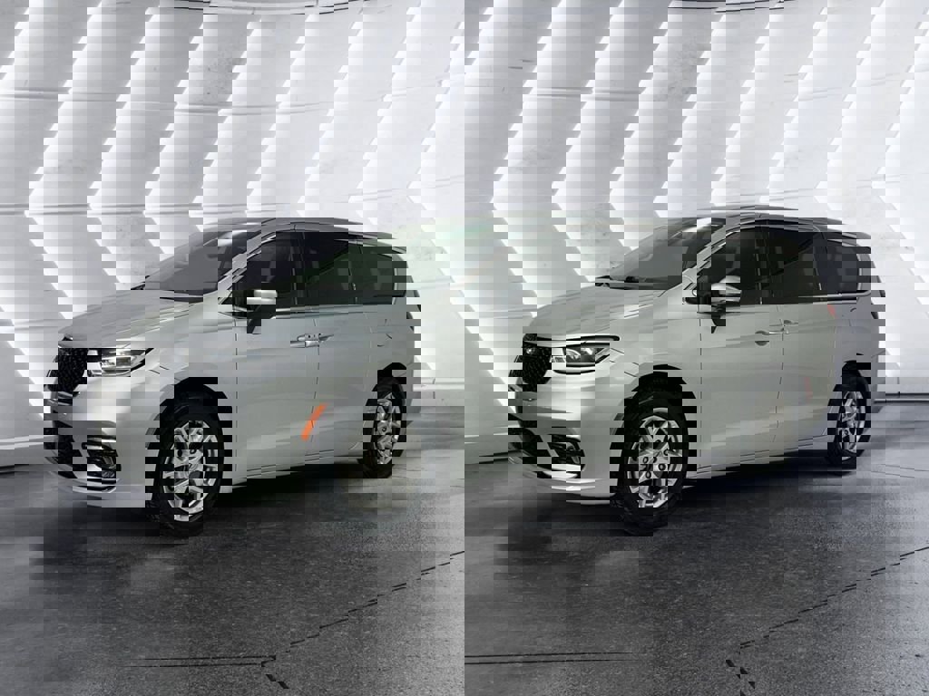 Used 2023 Chrysler Pacifica Touring-L image 3