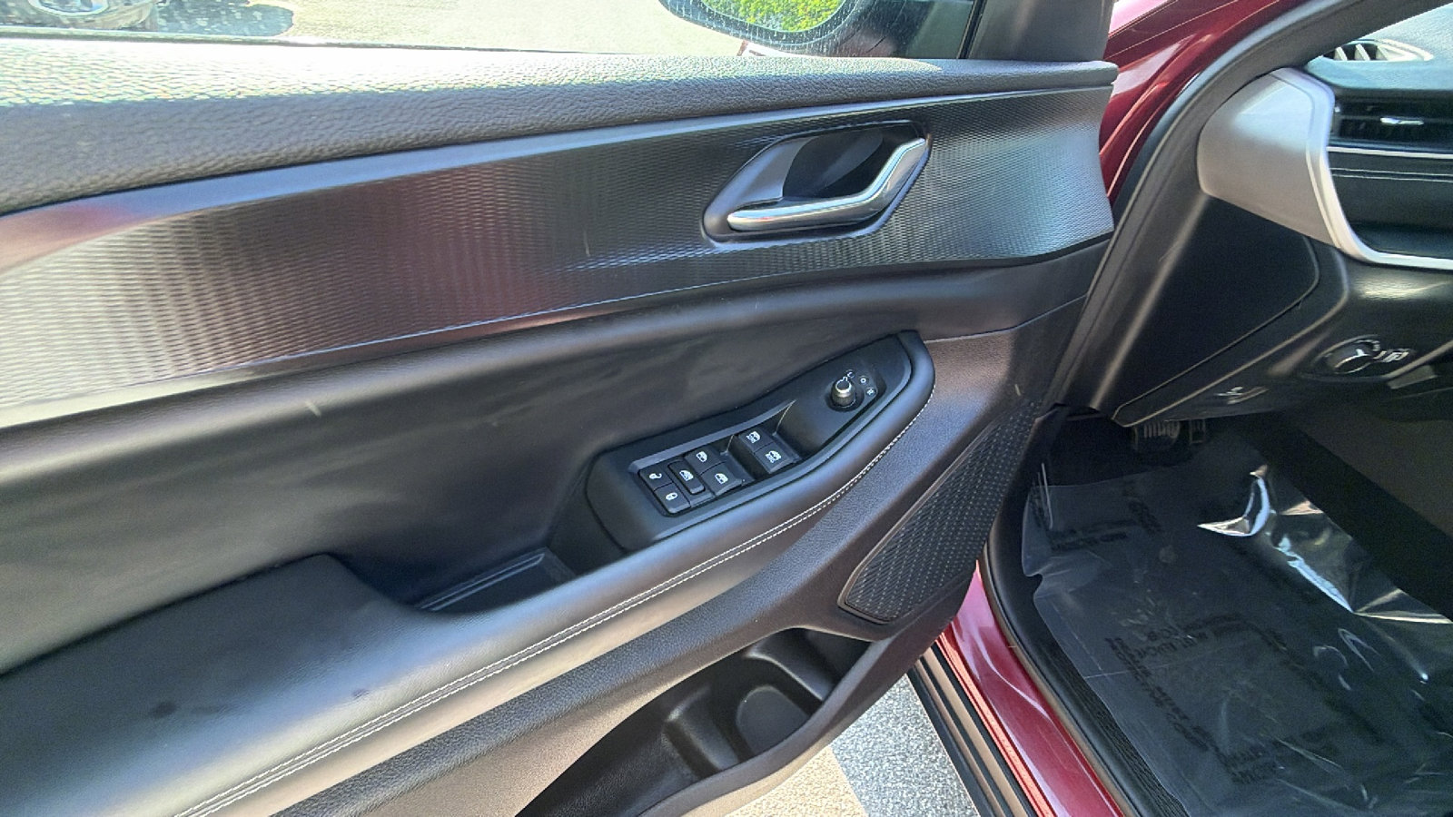 Used 2025 Jeep Grand Cherokee L Laredo w/ Luxury Tech Group I RWD image 15