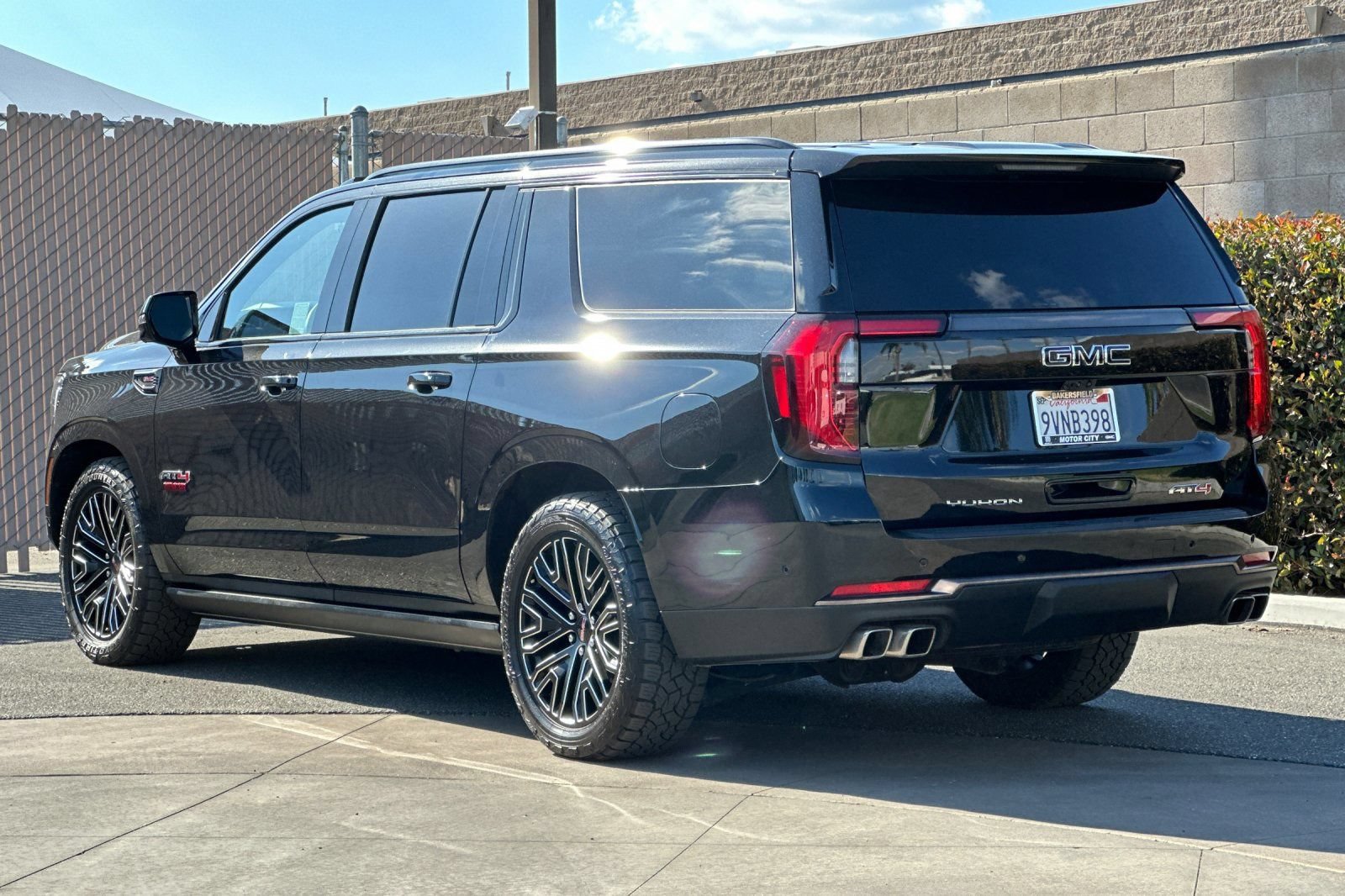 Certified 2025 GMC Yukon XL AT4 Ultimate AWD/4WD image 6