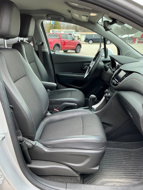 Used 2022 Chevrolet Trax LT w/ LT Convenience Package image 11