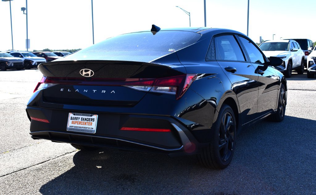 New 2026 Hyundai Elantra SEL Sport FWD image 3