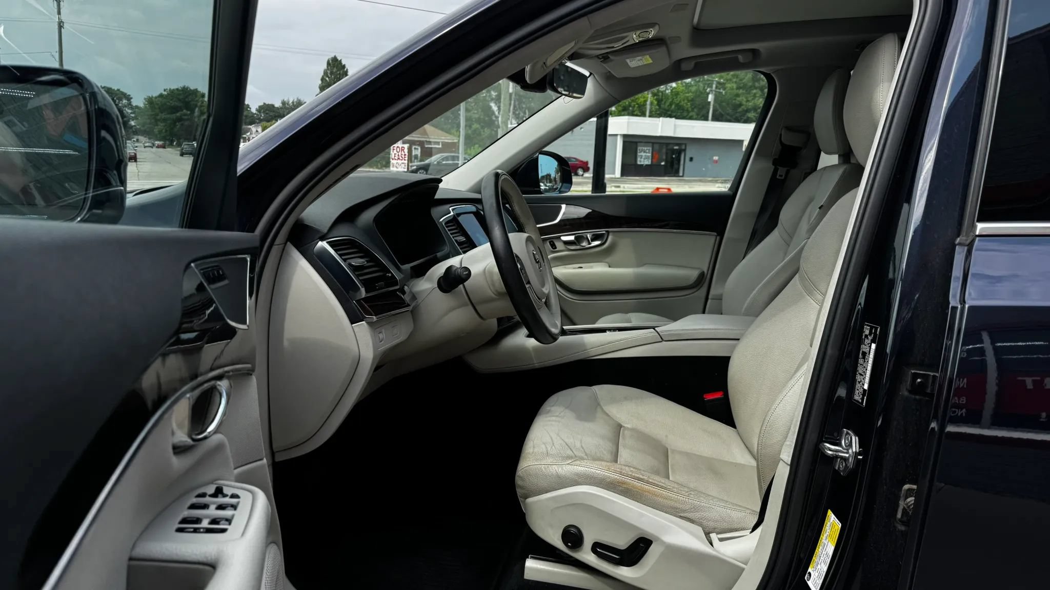 Used 2016 Volvo XC90 T6 Momentum w/ Momentum Plus Package AWD/4WD image 9