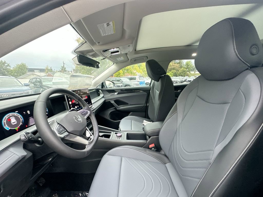 New 2025 Volkswagen Tiguan SE image 35