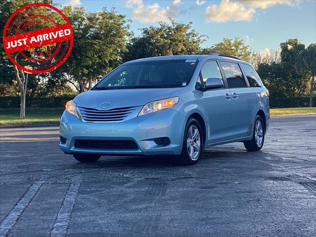 Used 2015 Toyota Sienna LE image 2