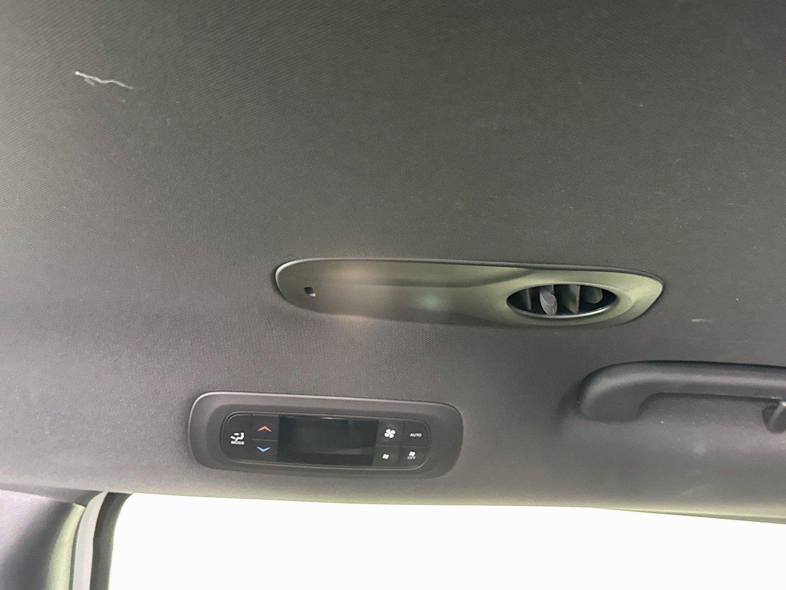 Used 2025 Chrysler Pacifica Select FWD image 17