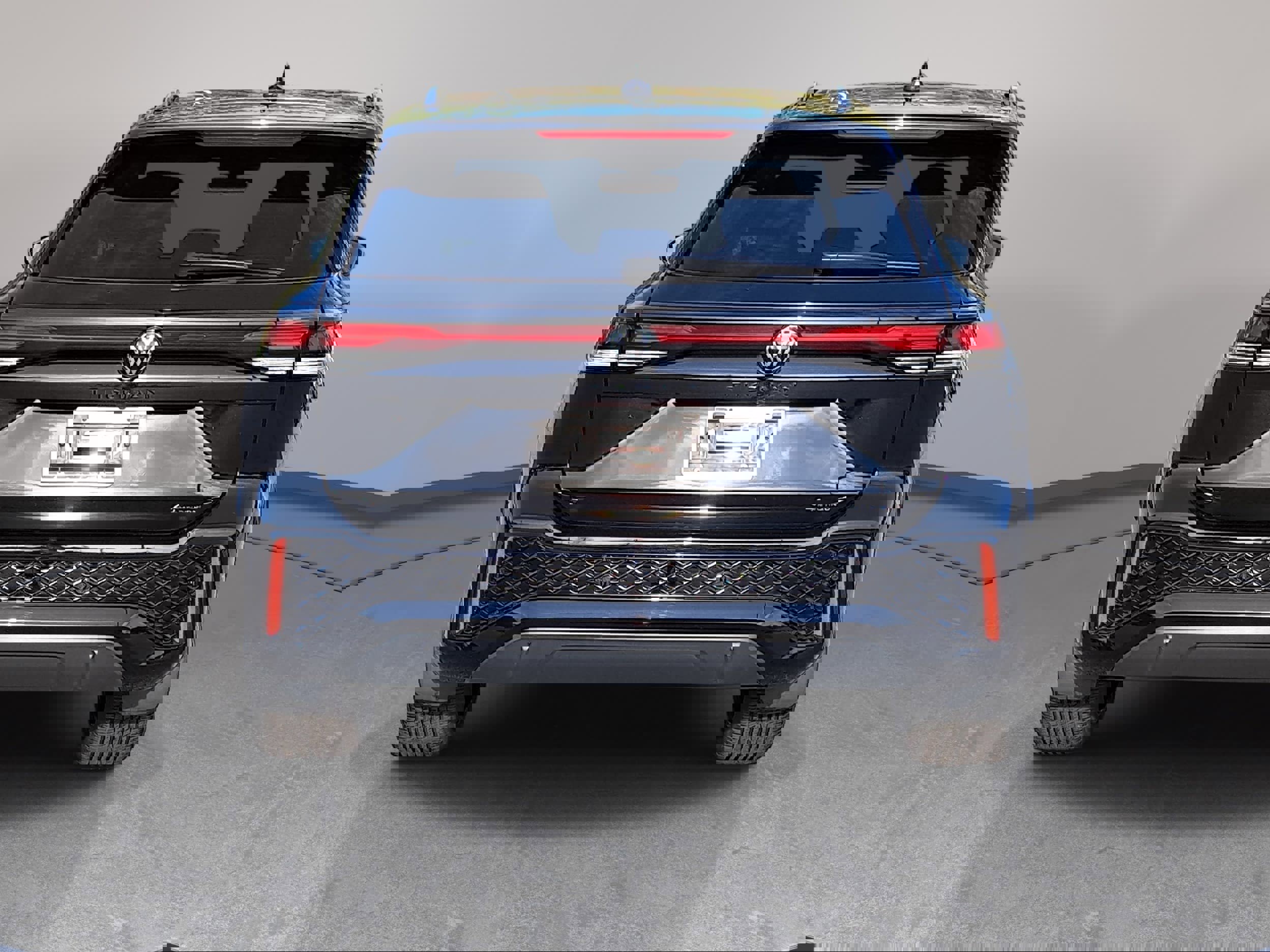 Used 2025 Volkswagen Tiguan SE R-Line image 6