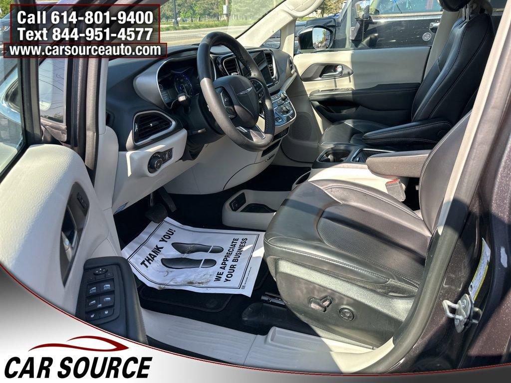 Used 2023 Chrysler Pacifica Touring-L image 6