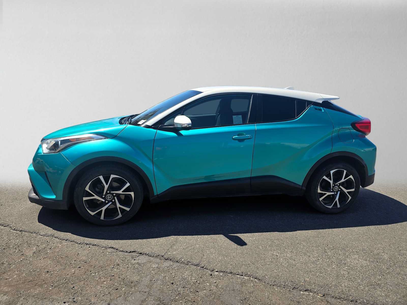 Used 2018 Toyota C-HR XLE FWD image 2