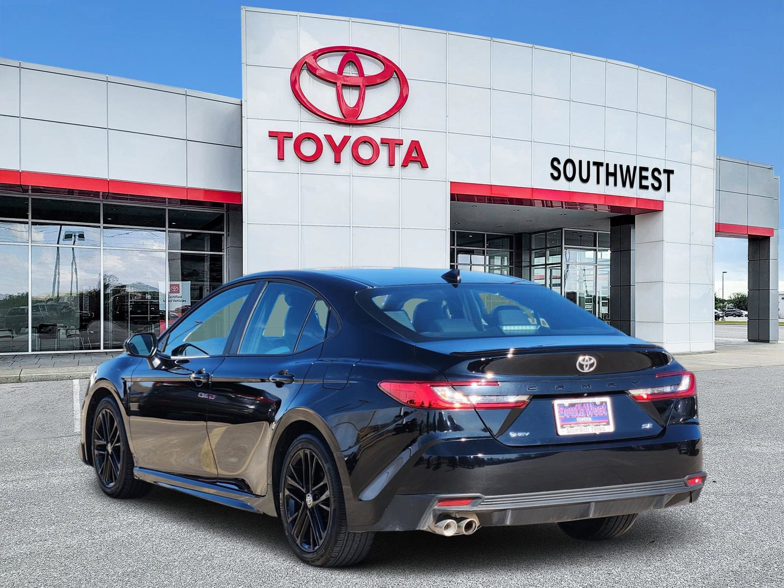 Used 2025 Toyota Camry SE w/ Convenience Package image 4