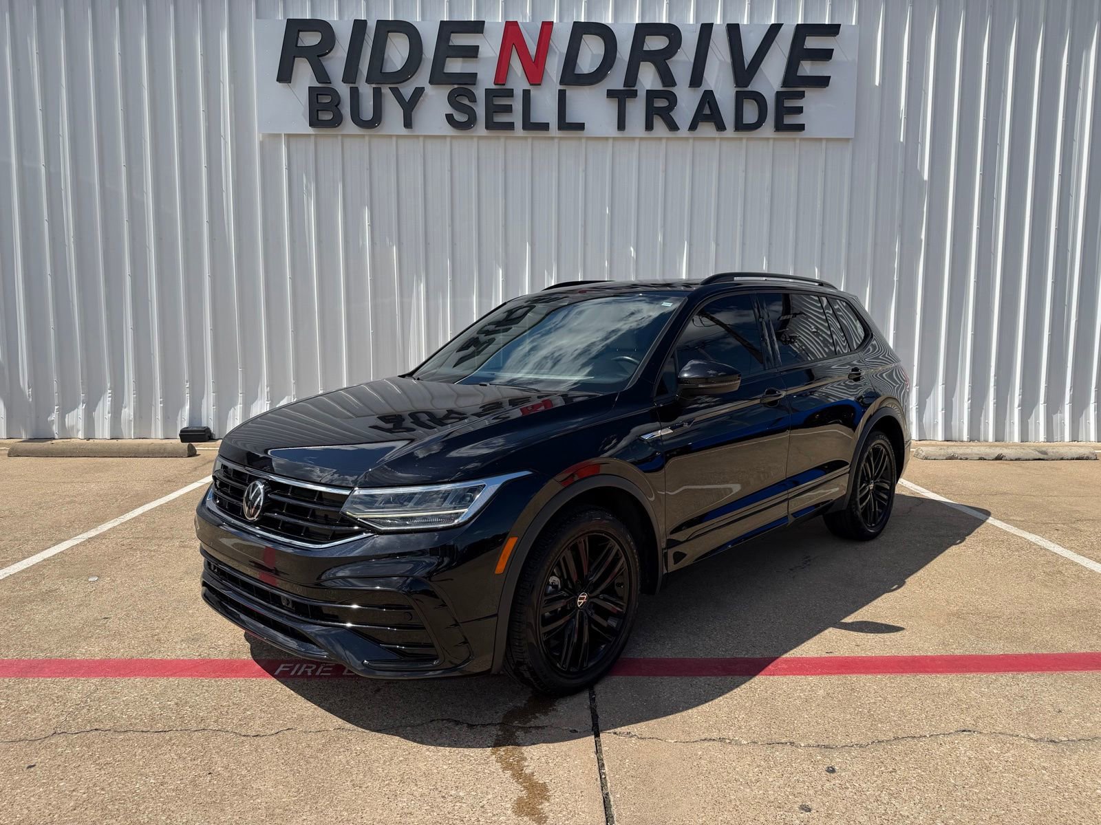 Used 2022 Volkswagen Tiguan SE R-Line FWD image 1