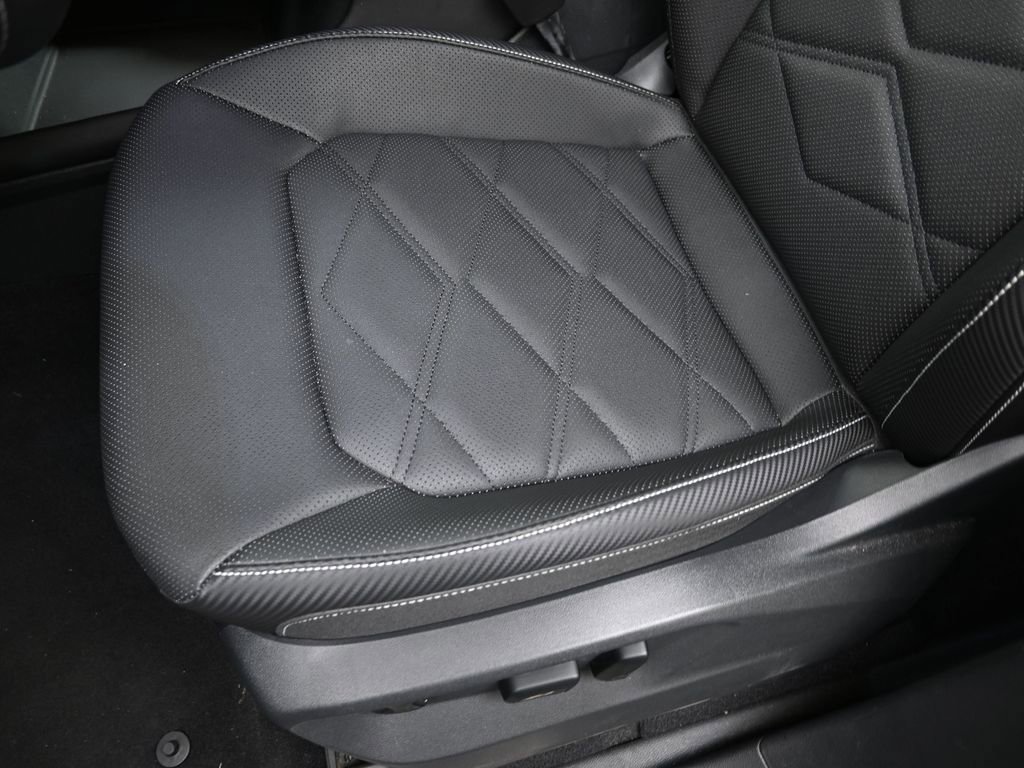 Certified 2025 Volkswagen Atlas Cross Sport SE image 22