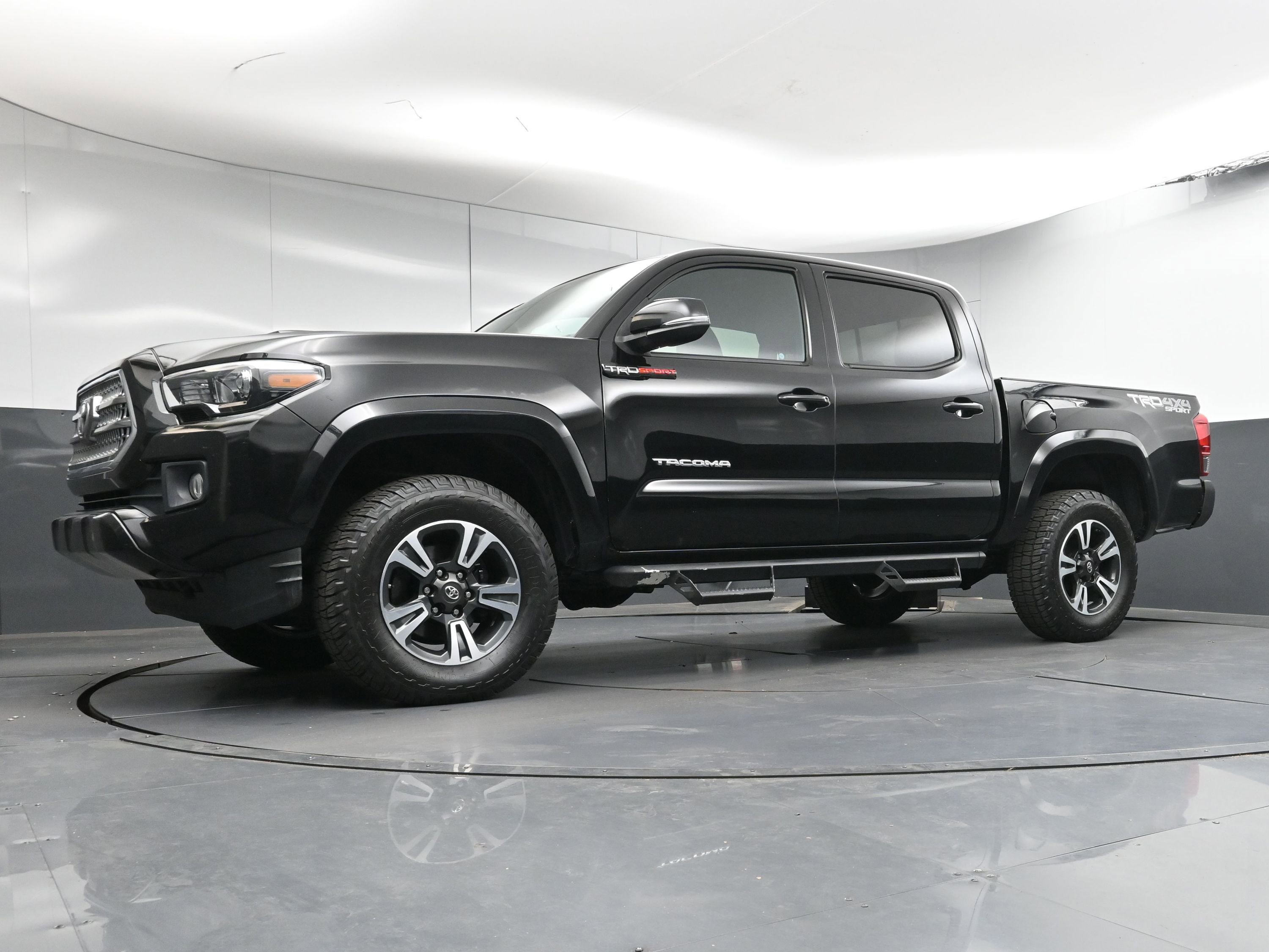 Used 2017 Toyota Tacoma TRD Sport image 26