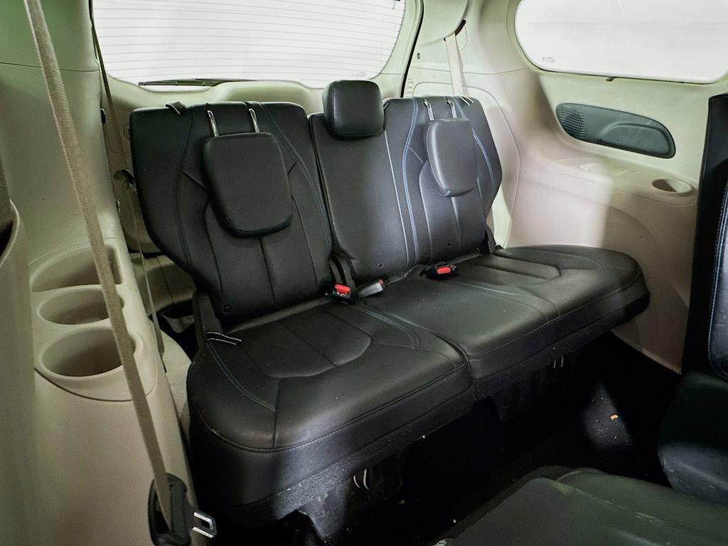 Used 2021 Chrysler Pacifica Touring-L w/ Uconnect Theater Family Group image 28