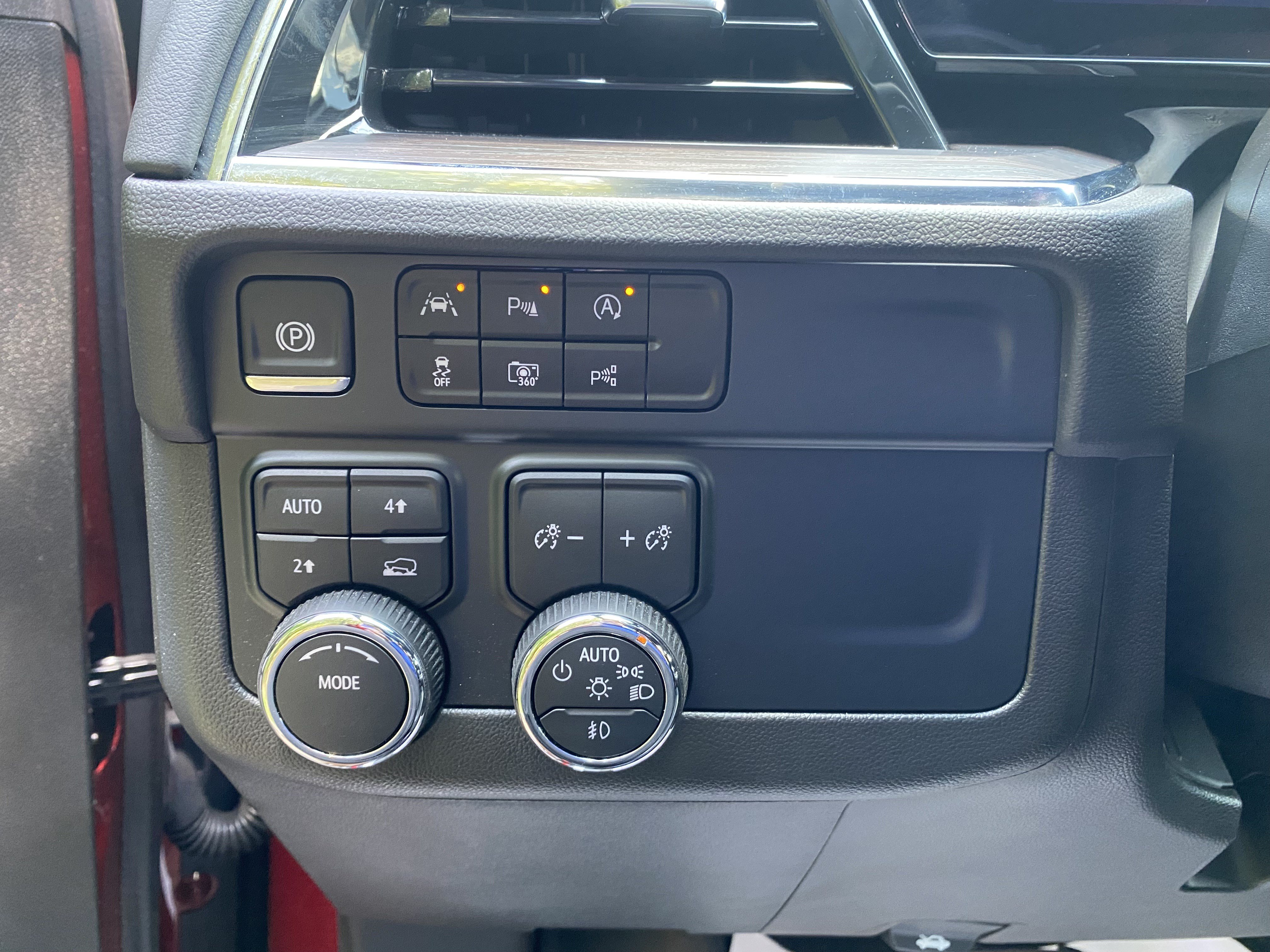 Used 2025 Chevrolet Tahoe LT w/ Comfort Package AWD/4WD image 18