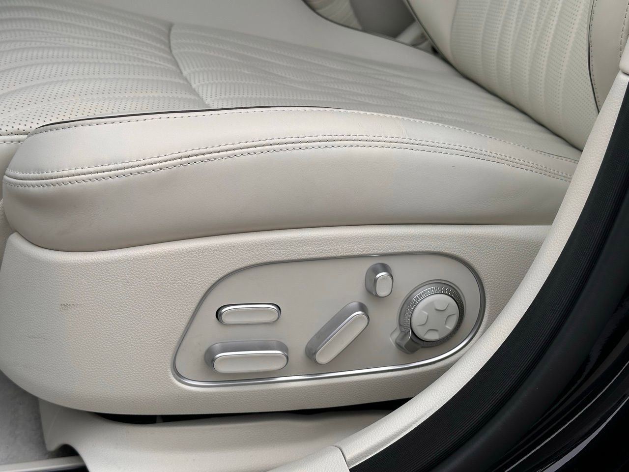 Used 2025 Genesis G90 3.5T image 25