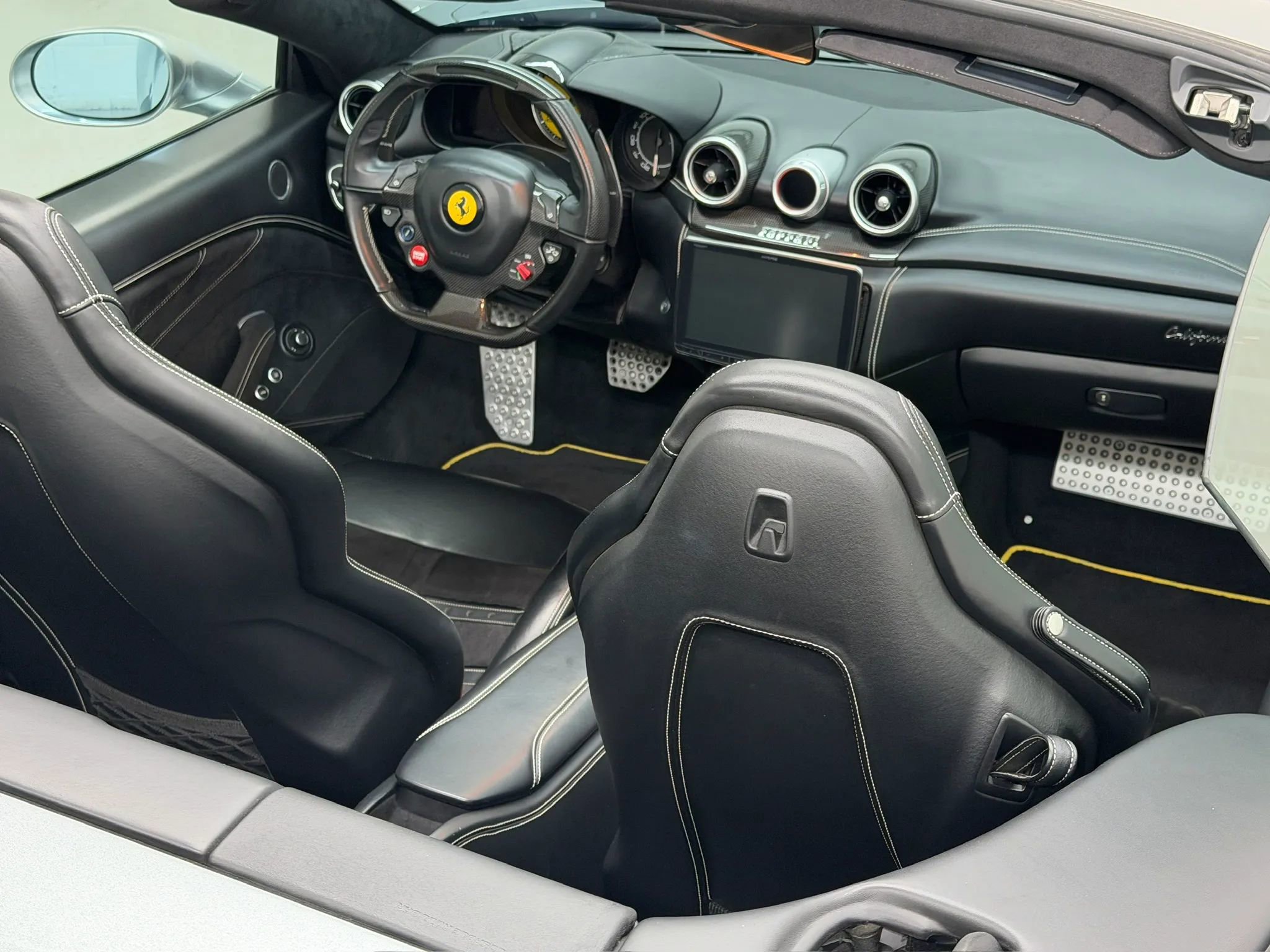 Used 2015 Ferrari California T RWD image 17