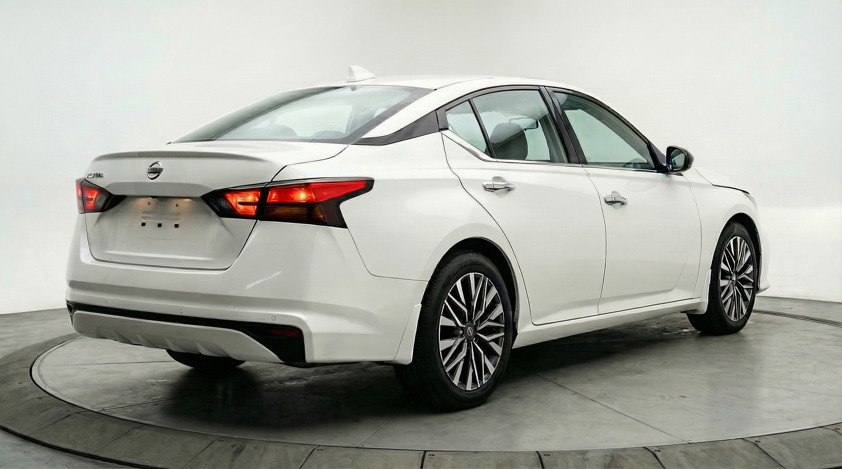 Used 2025 Nissan Altima 2.5 SV FWD image 9