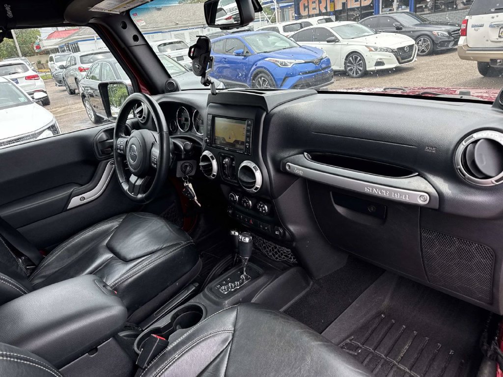 Used 2013 Jeep Wrangler Unlimited Rubicon w/ Connectivity Group AWD/4WD image 13