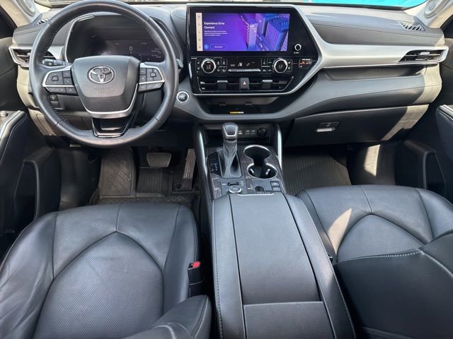 Used 2023 Toyota Highlander Platinum image 4