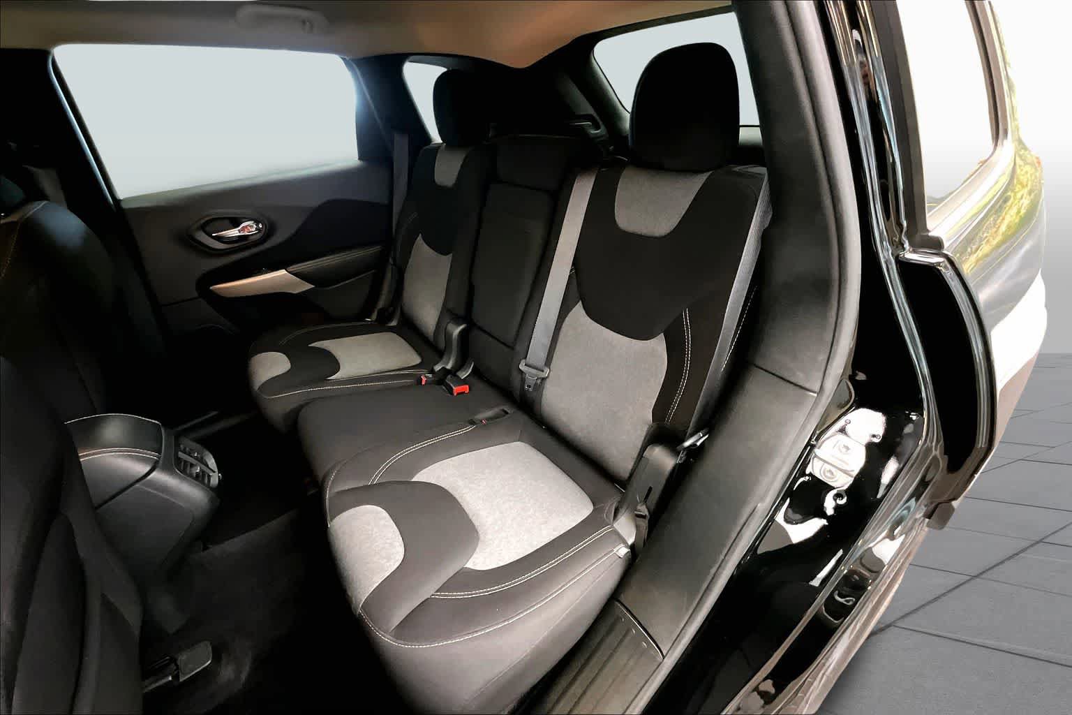 Used 2018 Jeep Cherokee Latitude FWD image 20