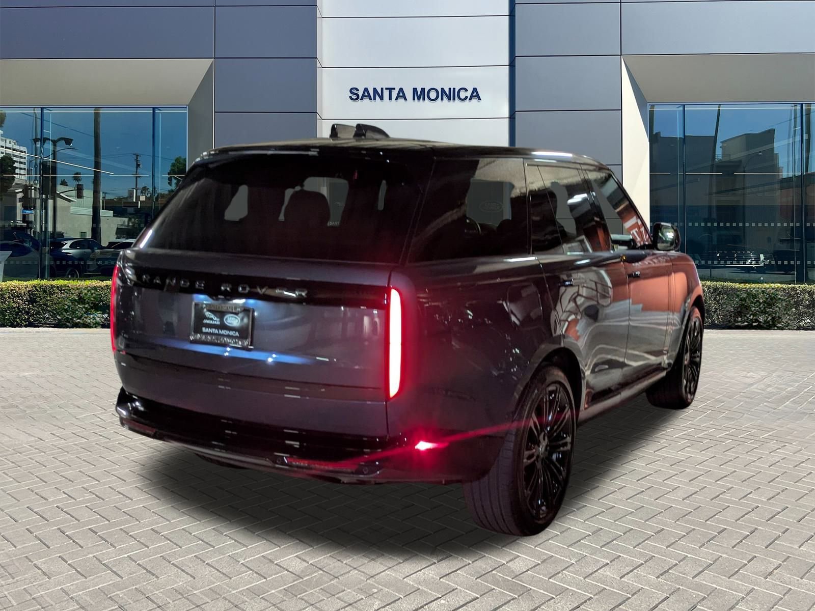 New 2025 Land Rover Range Rover SE image 2