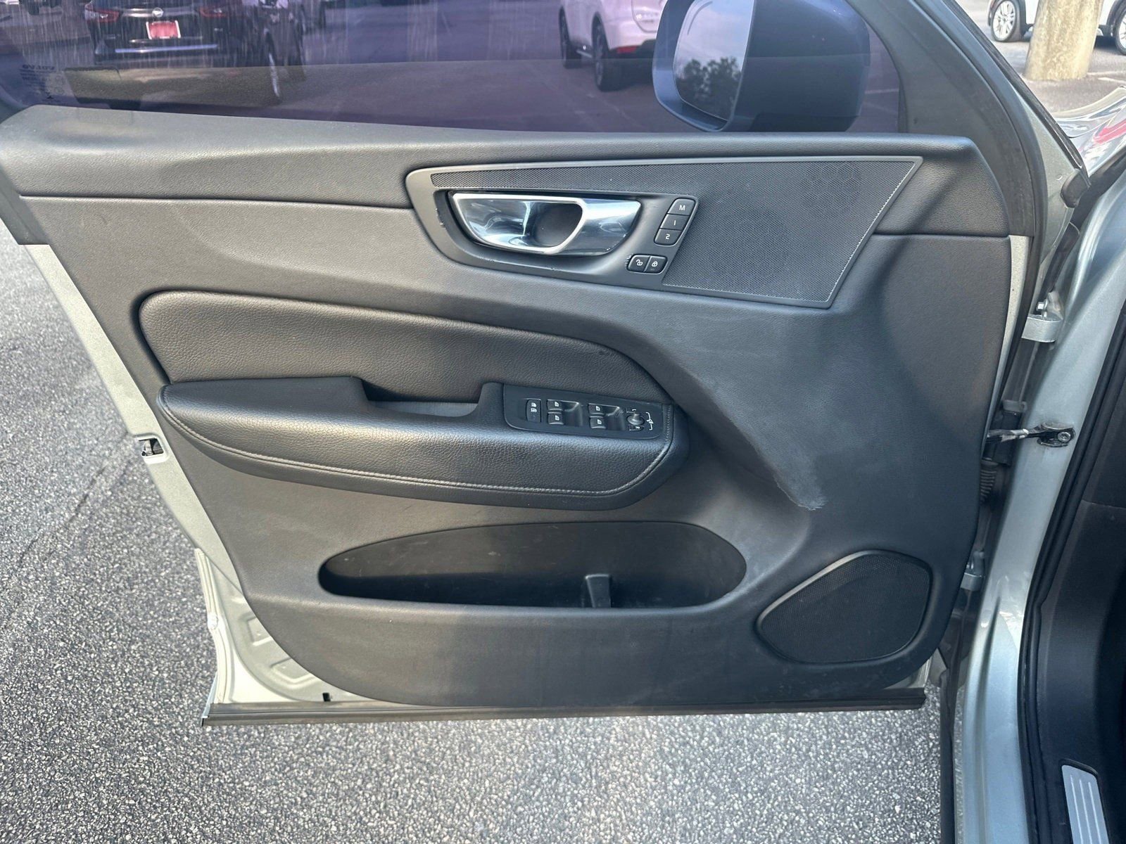 Used 2018 Volvo XC60 T5 Momentum w/ Convenience Package image 10