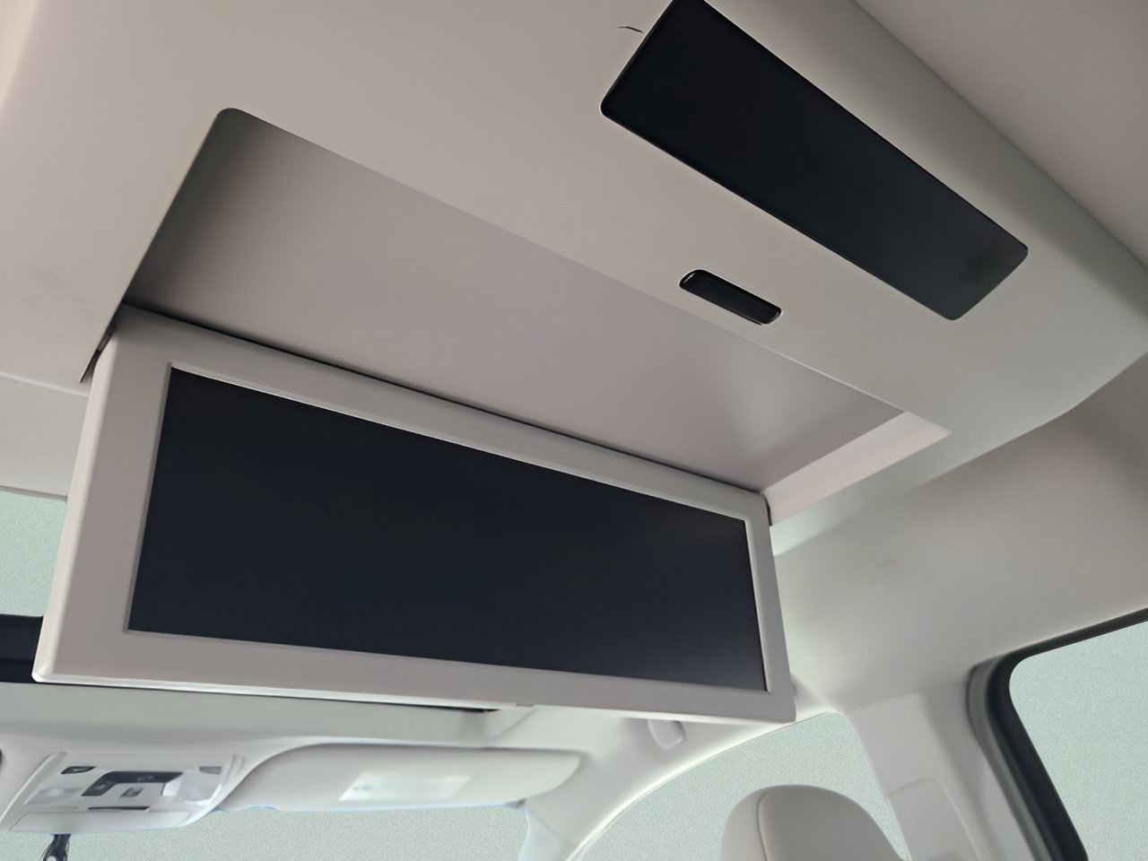 Used 2014 Toyota Sienna XLE w/ Entertainment Package FWD image 30