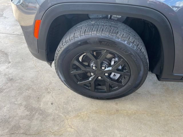 Used 2025 Jeep Grand Cherokee Altitude AWD/4WD image 8