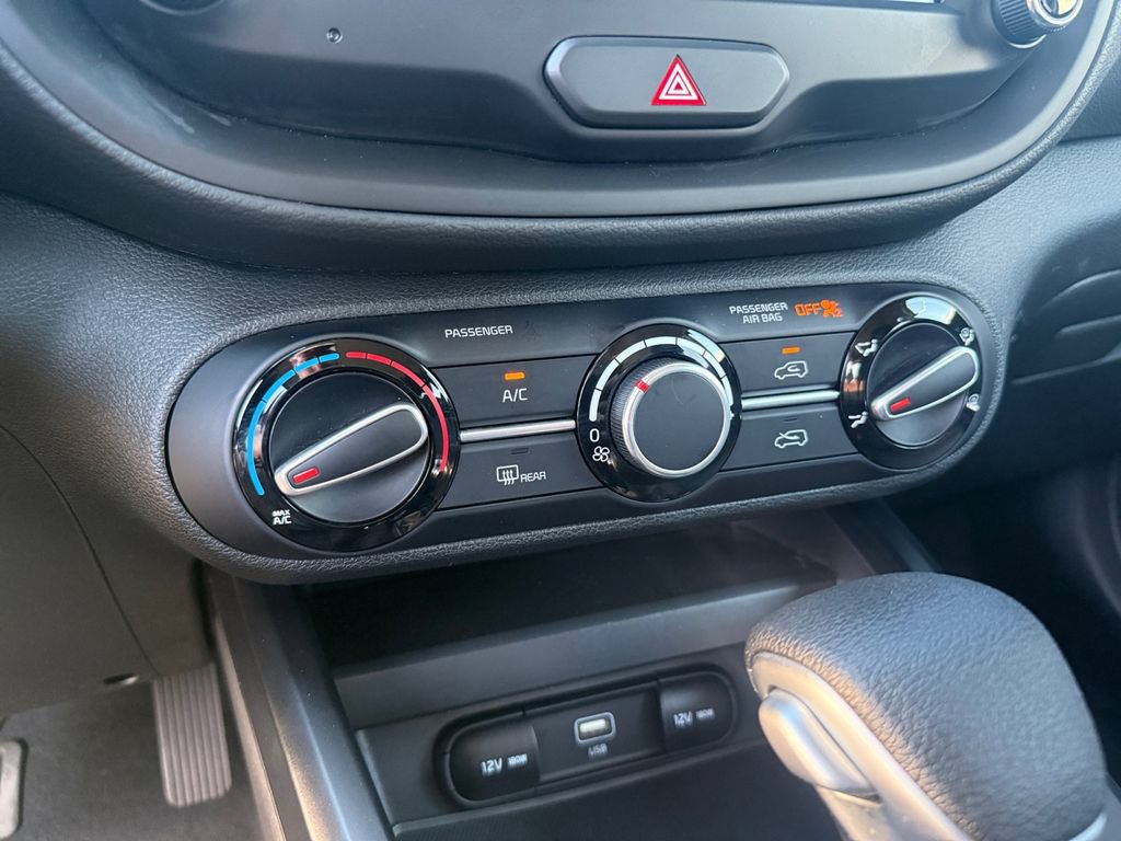 Used 2025 Kia Soul LX w/ LX Technology Package FWD image 25