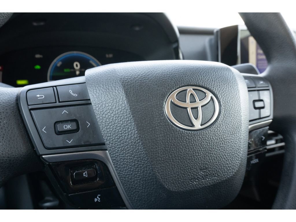 Used 2025 Toyota Camry LE image 28