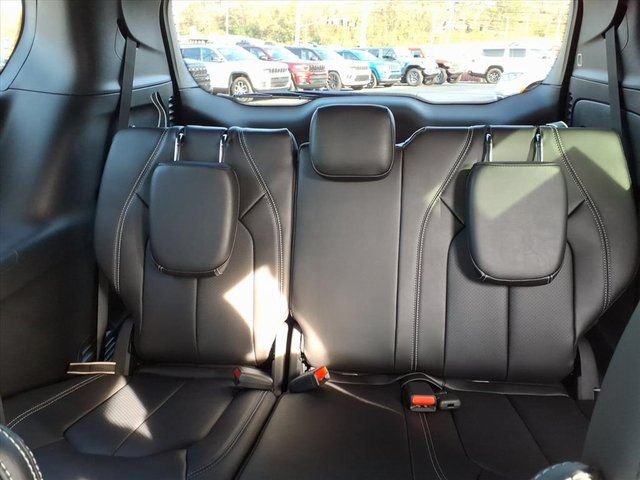 New 2026 Chrysler Pacifica Select FWD image 11