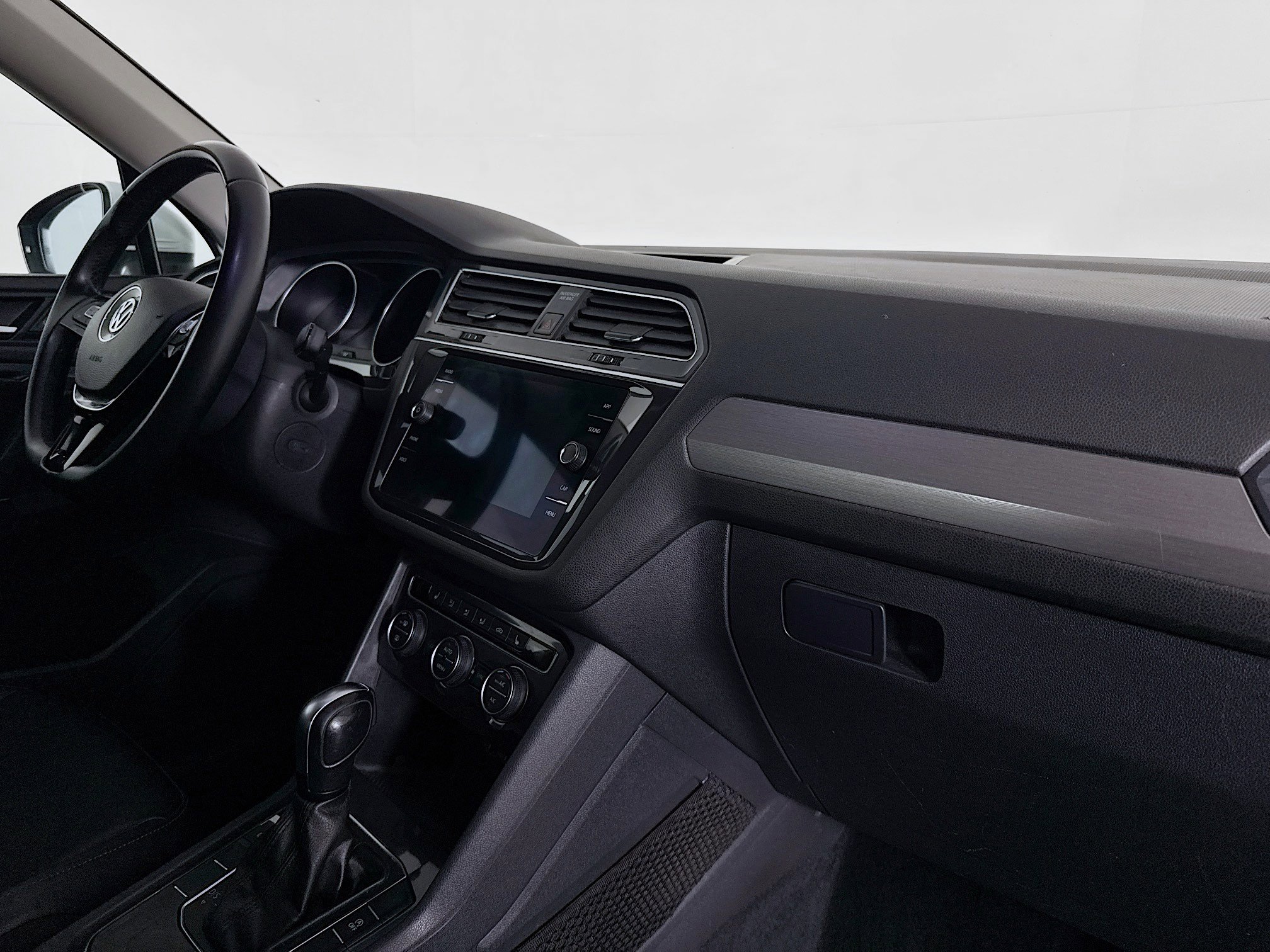 Used 2020 Volkswagen Tiguan SE w/ Panoramic Sunroof Package FWD image 29